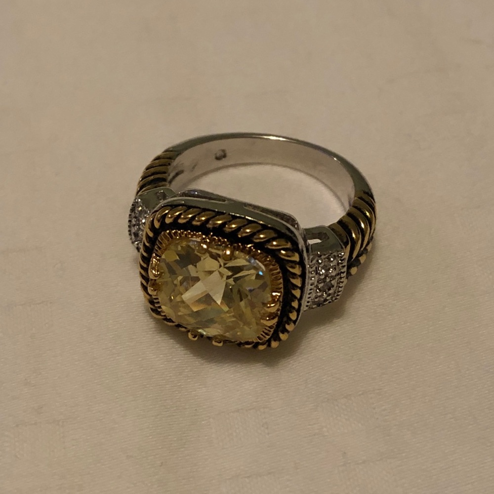 Gorgeous Lia Sophia Size 6 silver ring!!